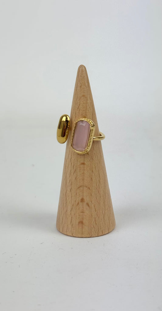 Anel dourado com pedra rosa