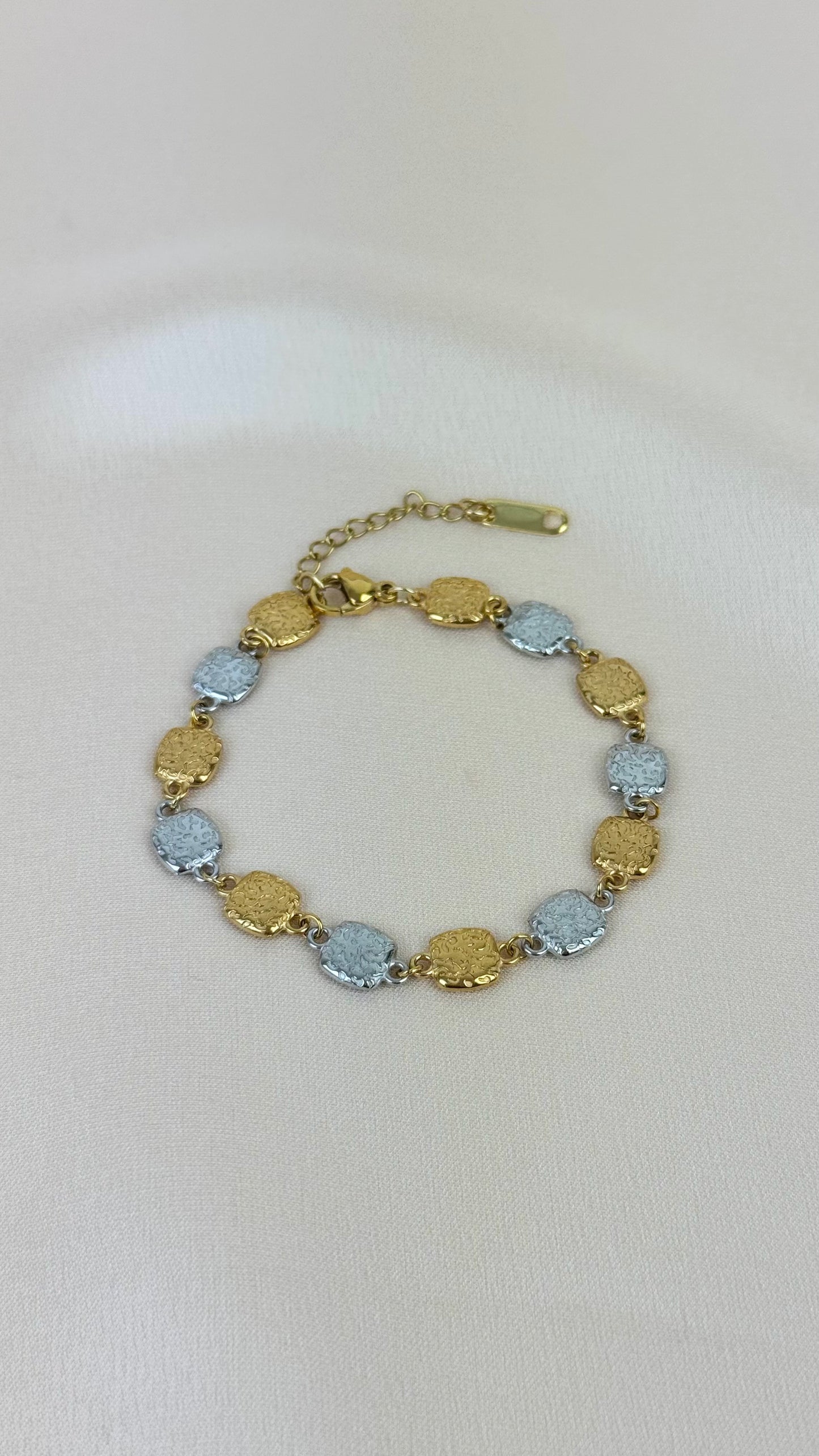 Pulseira chapinhas douradas e prateadas