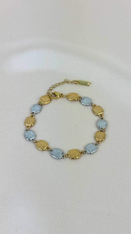 Pulseira chapinhas douradas e prateadas