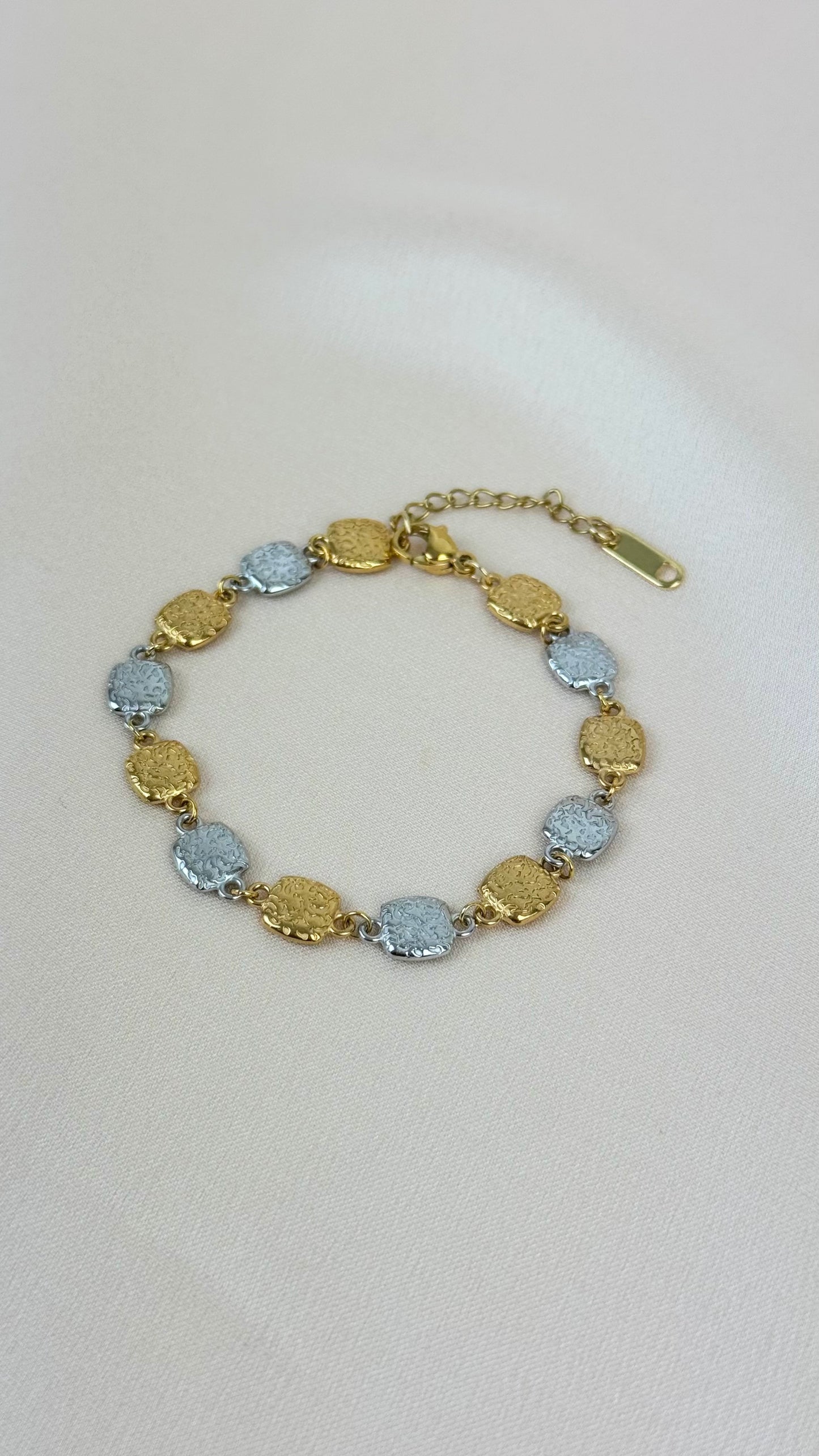 Pulseira chapinhas douradas e prateadas