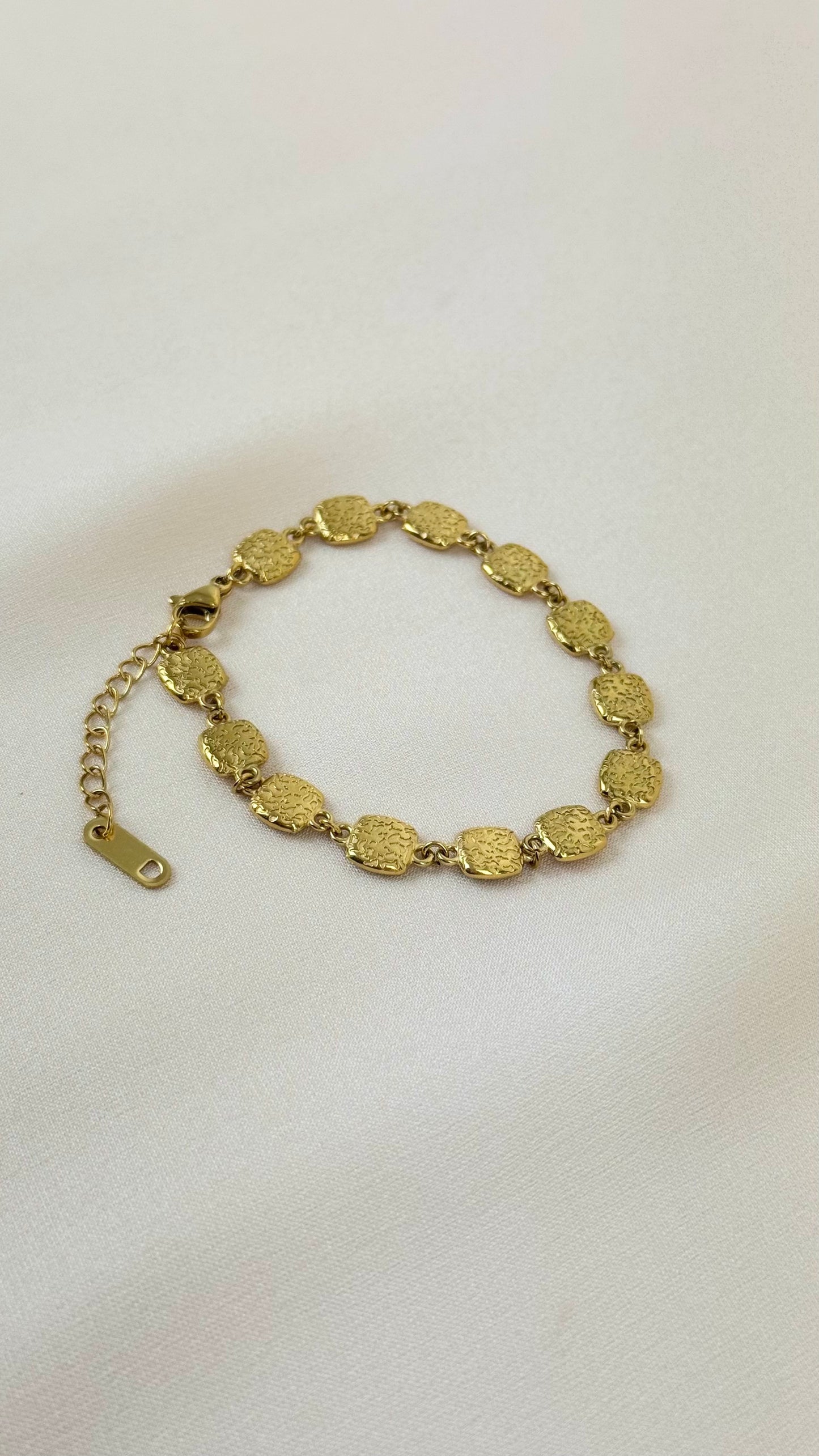 Pulseira chapinhas douradas