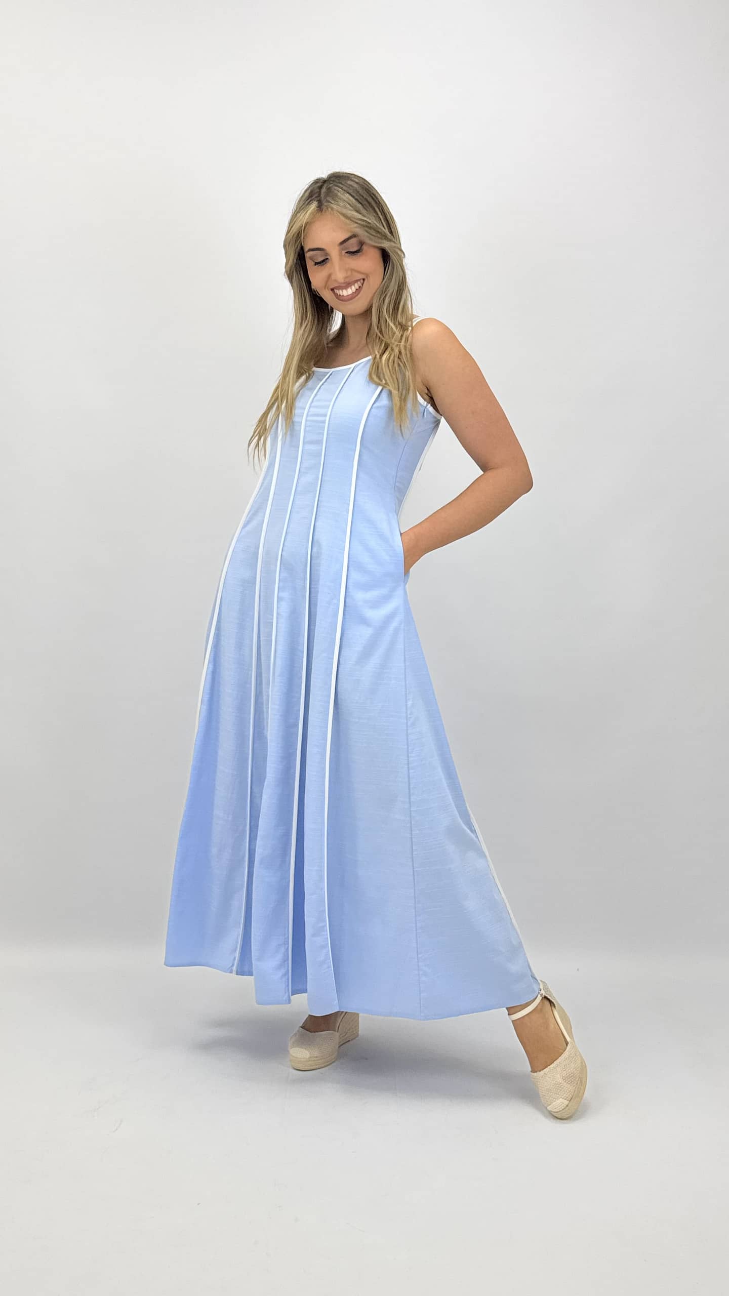 Vestido azul bebé com nervuras em branco