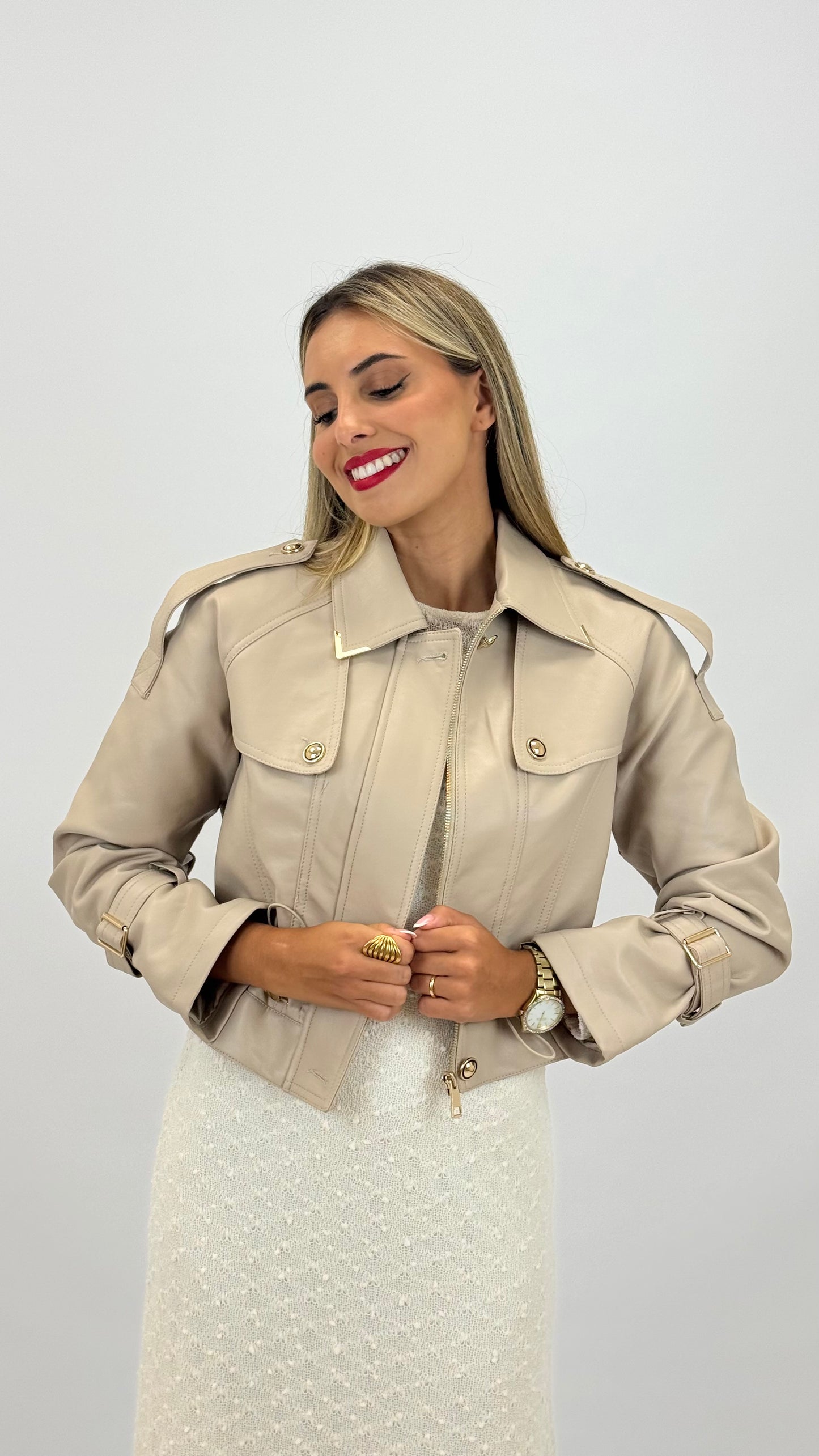 Blusão eco-pele bege com detalhes em dourado