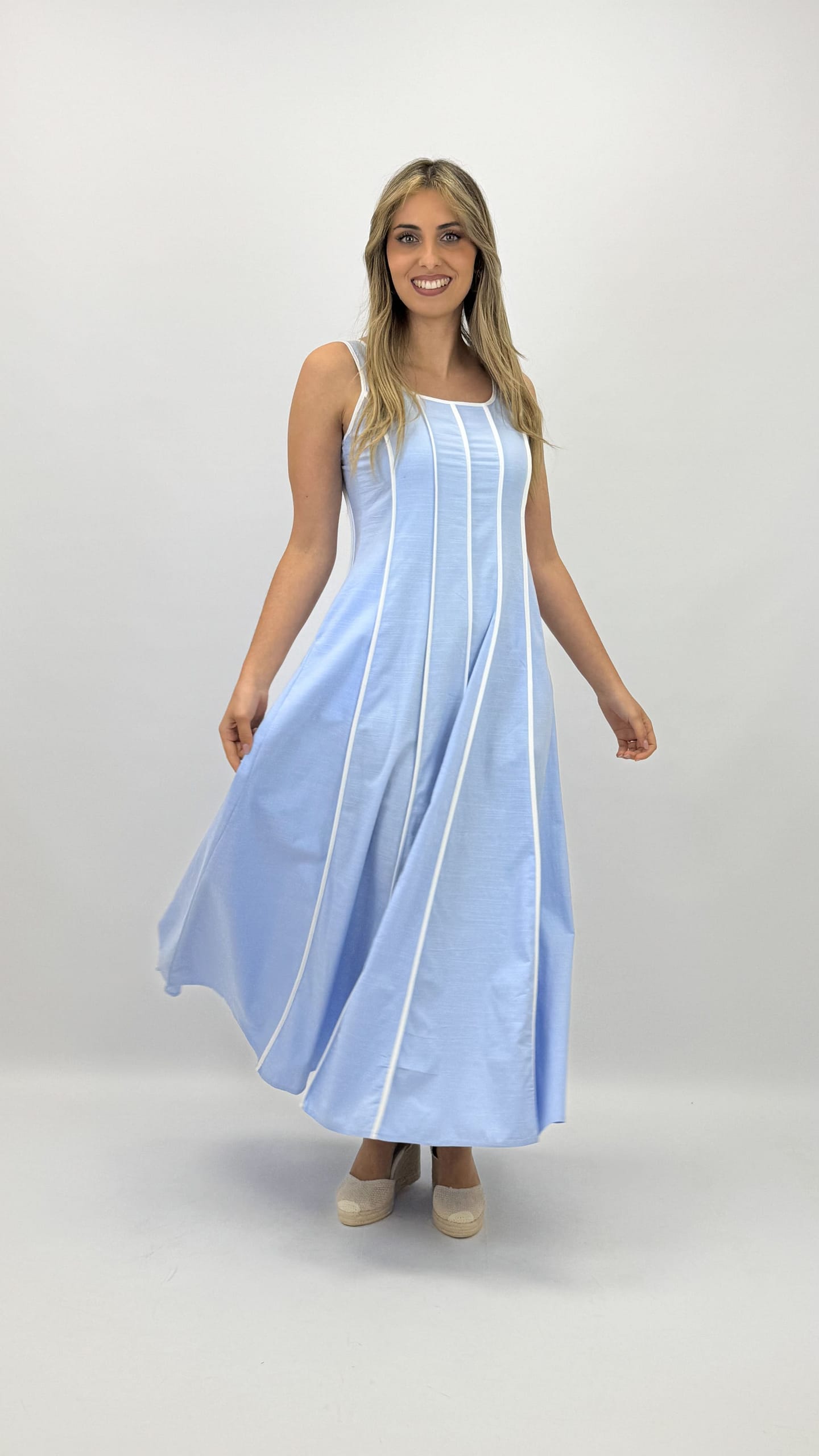 Vestido azul bebé com nervuras em branco