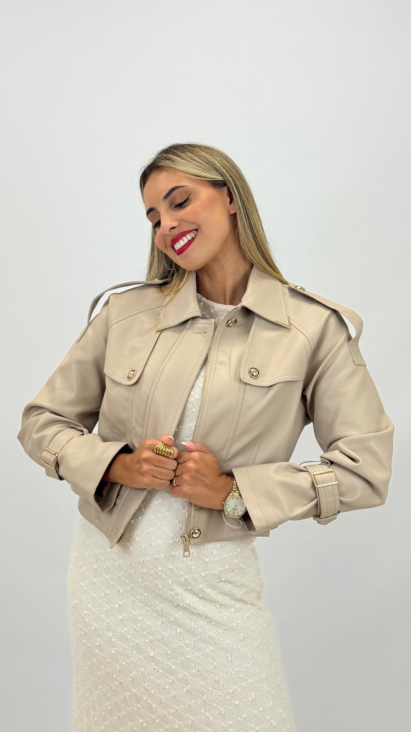 Blusão eco-pele bege com detalhes em dourado