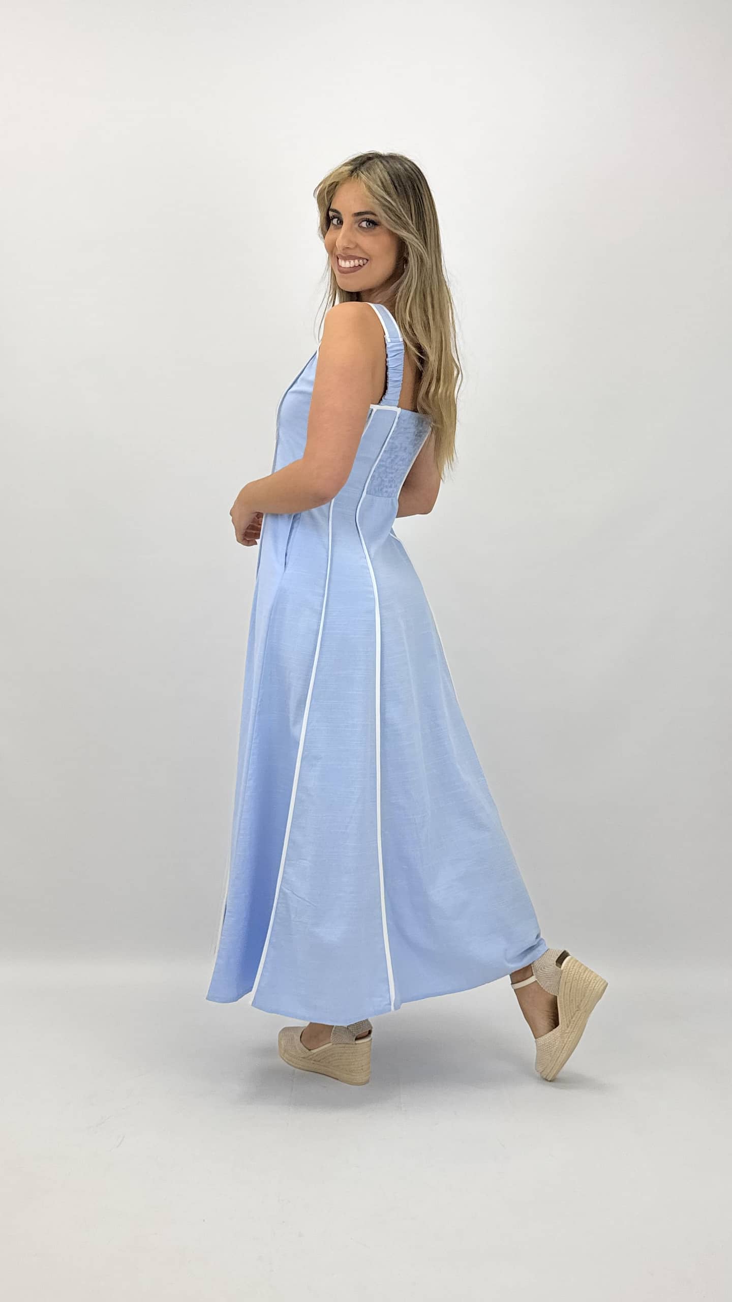 Vestido azul bebé com nervuras em branco