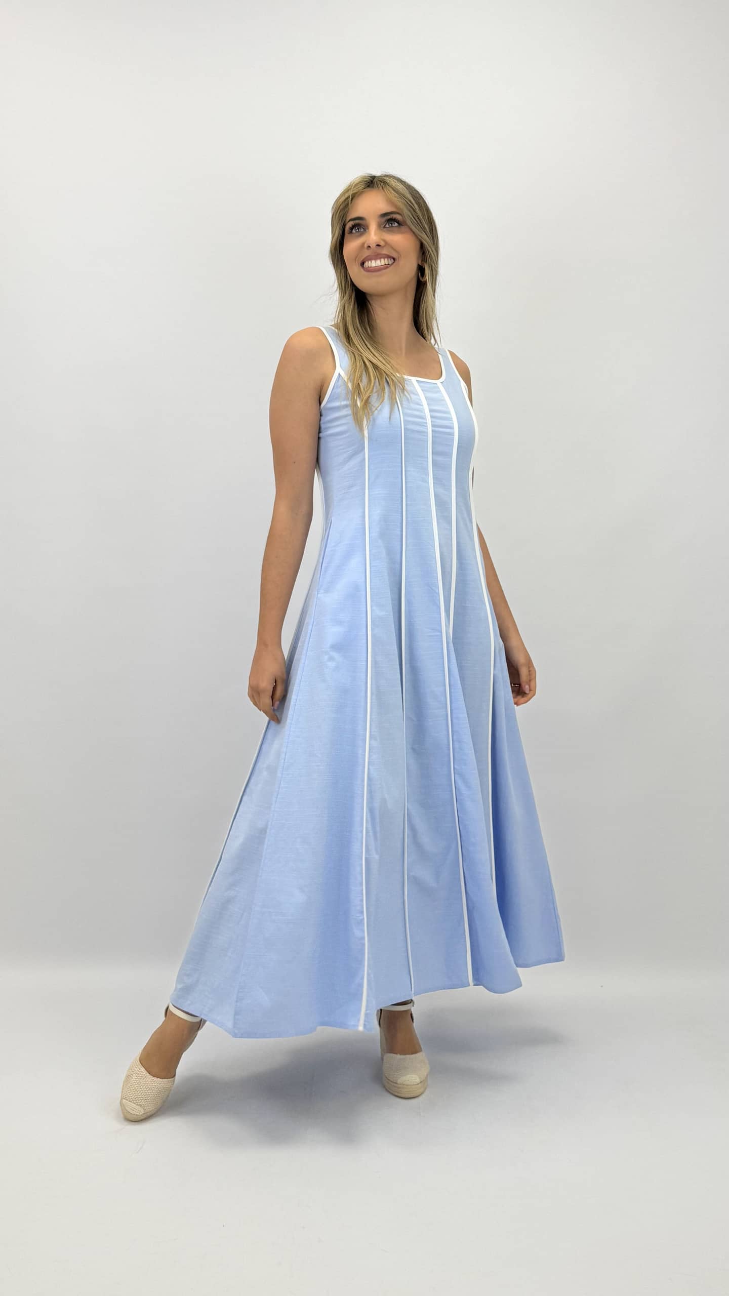 Vestido azul bebé com nervuras em branco