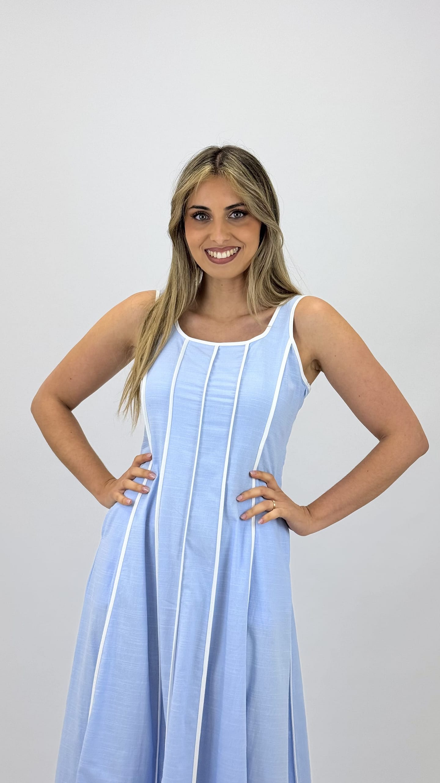 Vestido azul bebé com nervuras em branco