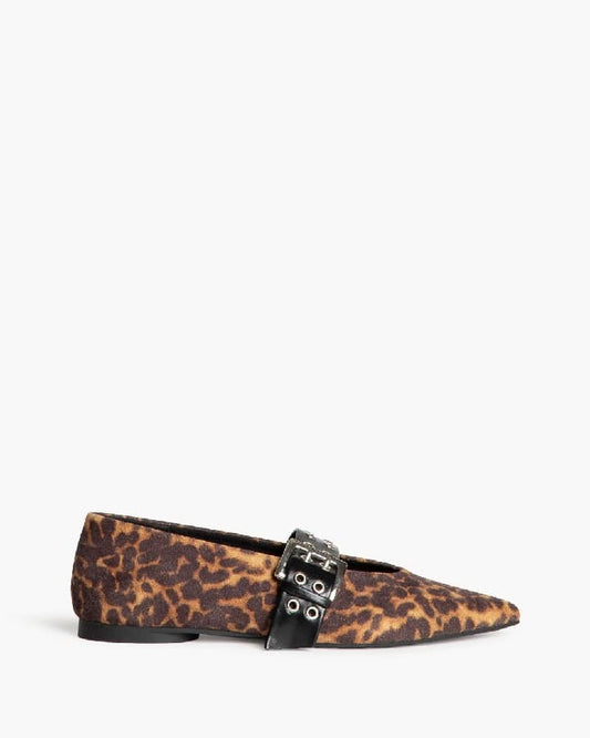 Sapato raso leopardo com fivela