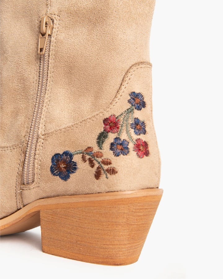 Texanas camel com florzinhas bordadas