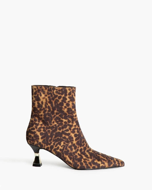 Botim leopardo com tacão metalizado