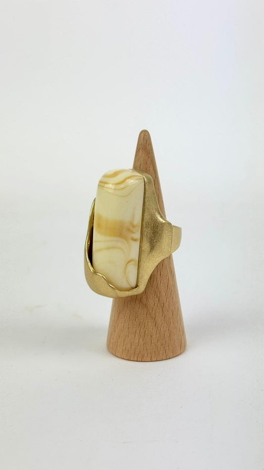 Anel dourado com pedra marmoreada grande