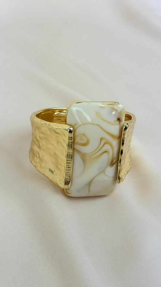 Pulseira dourada martelada com pedra mármore