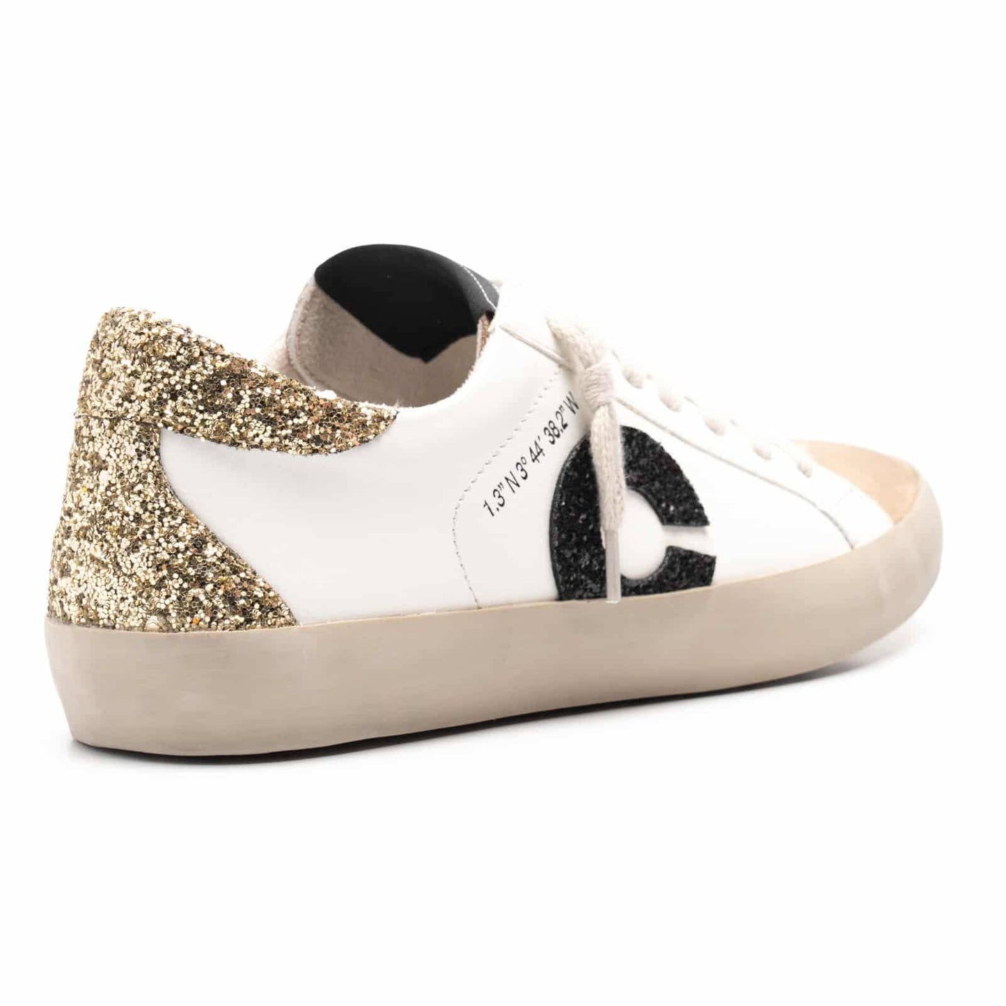 Sapatilha branca com glitter dourado e apontamento em preto