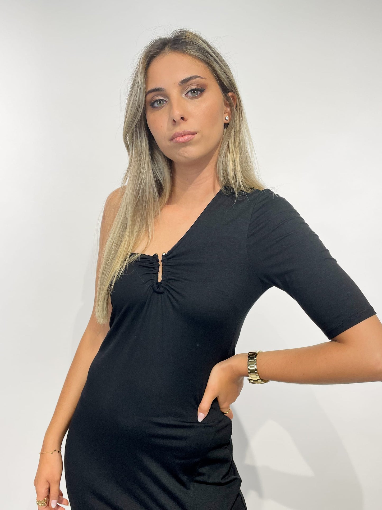 Vestido malha preto assimétrico com racha